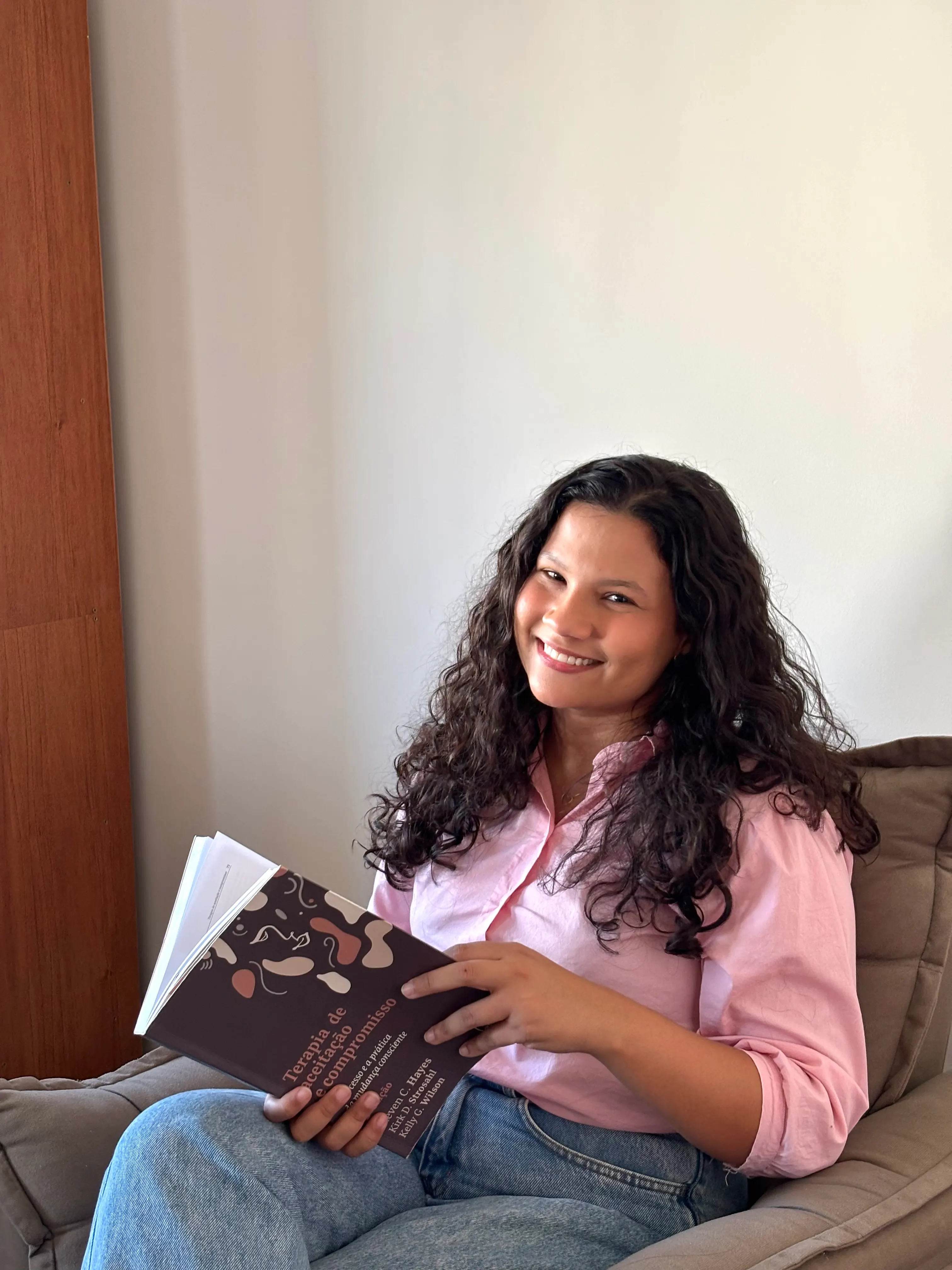 Brenda Magalhães Pereira sorrindo no consultório